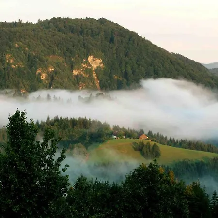 Κατάλυμα σε φάρμα Tourist Farm Strle With Great Local Food Cerknica